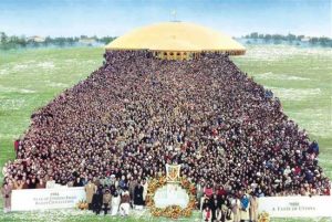 8,000+ participants of the Taste of Utopia Course in front of the Men's Golden Dome at Maharishi International University in Fairfield, Iowa, in January 1983